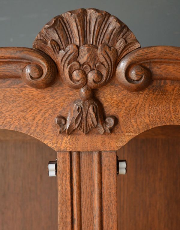 アンティークのキャビネット　アンティーク家具　フランスの華やかなアンティーク家具、大きなガラスキャビネット（食器棚）。繊細な装飾は見とれる程美しいです。(j-1434-f)