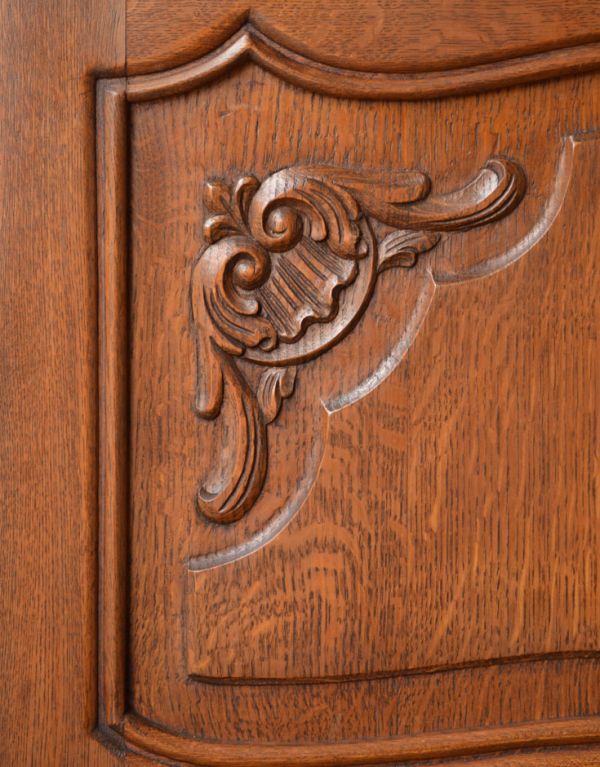 アンティークのキャビネット　アンティーク家具　フランスの華やかなアンティーク家具、大きなガラスキャビネット（食器棚）。美しい彫にうっとり。(j-1434-f)