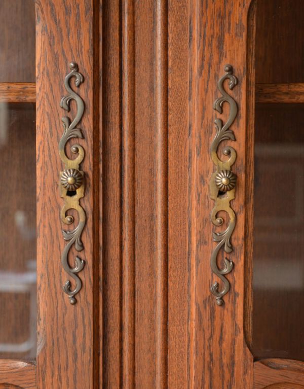 アンティークのキャビネット　アンティーク家具　フランスの華やかなアンティーク家具、大きなガラスキャビネット（食器棚）。アンティークらしい繊細なデザインの取っ手がちょこんと付いています。(j-1434-f)