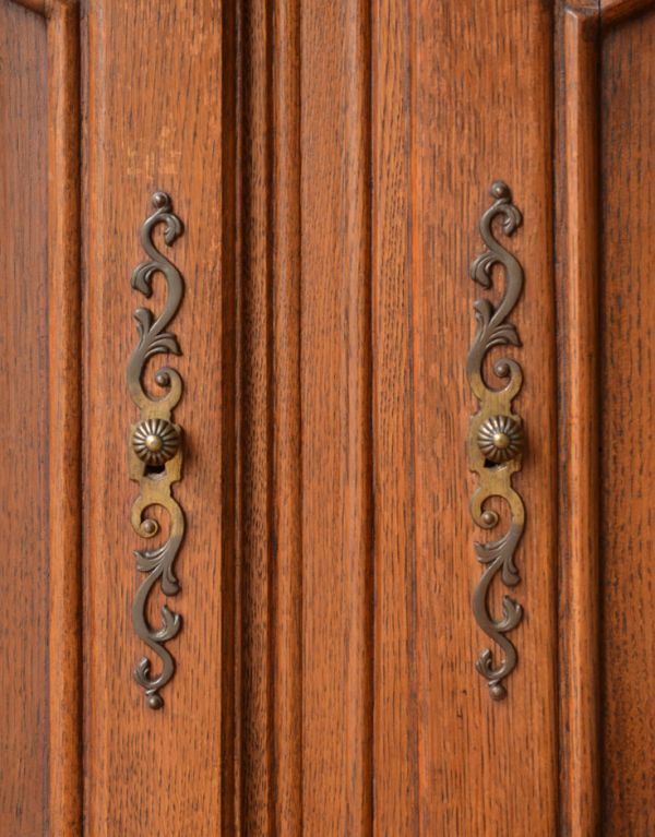 アンティークのキャビネット　アンティーク家具　フランスの華やかなアンティーク家具、大きなガラスキャビネット（食器棚）。下の収納の取っ手もお揃いです。(j-1434-f)