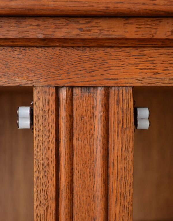 アンティークのキャビネット　アンティーク家具　フランスの華やかなアンティーク家具、大きなガラスキャビネット（食器棚）。上下ともローラーキャッチャーが付いているので開閉はスムーズです。(j-1434-f)