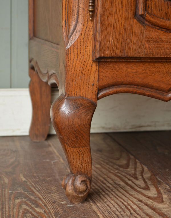 アンティークのキャビネット　アンティーク家具　フランスの華やかなアンティーク家具、大きなガラスキャビネット（食器棚）。キュートな猫脚がキャビネットをしっかり支えてくれます。(j-1434-f)