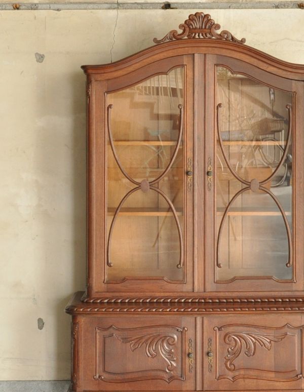 アンティークのキャビネット アンティーク家具 フランスのゴージャスなアンティーク家具、ガラスキャビネット(食器棚)。どんなものを飾っても、素敵に見えてしまうキャビネット。(j-1435-f)