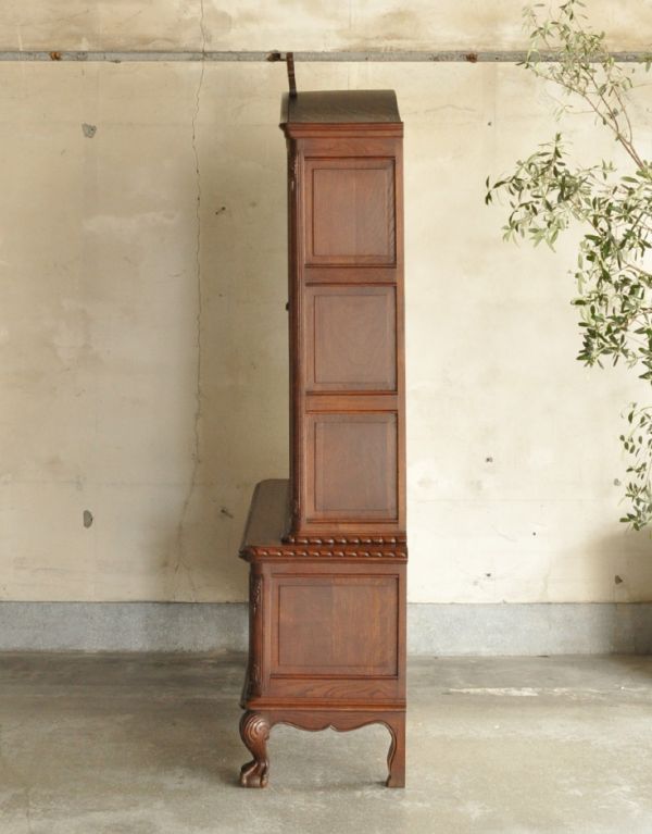 アンティークのキャビネット アンティーク家具 フランスのゴージャスなアンティーク家具、ガラスキャビネット(食器棚)。横から見ると意外とスッキリしているんですよ。(j-1435-f)