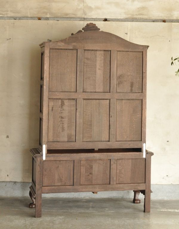 アンティークのキャビネット アンティーク家具 フランスのゴージャスなアンティーク家具、ガラスキャビネット(食器棚)。しっかりメンテナンスしてあるので、裏側もキレイな状態です。(j-1435-f)