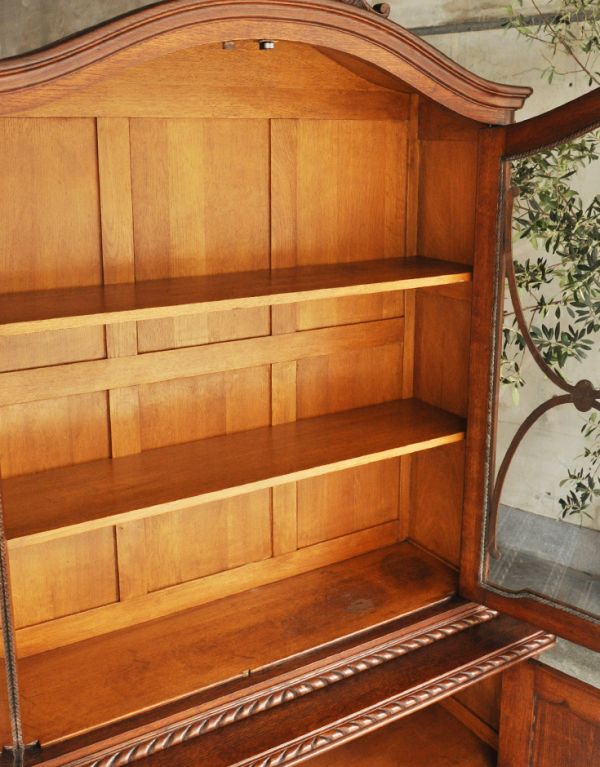 アンティークのキャビネット アンティーク家具 フランスのゴージャスなアンティーク家具、ガラスキャビネット(食器棚)。中はこんなにも広々としています。(j-1435-f)