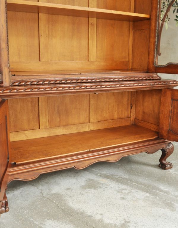 アンティークのキャビネット アンティーク家具 フランスのゴージャスなアンティーク家具、ガラスキャビネット(食器棚)。下の収納には、雑誌やA4ファイルが余裕で収まる大きな空間です。(j-1435-f)