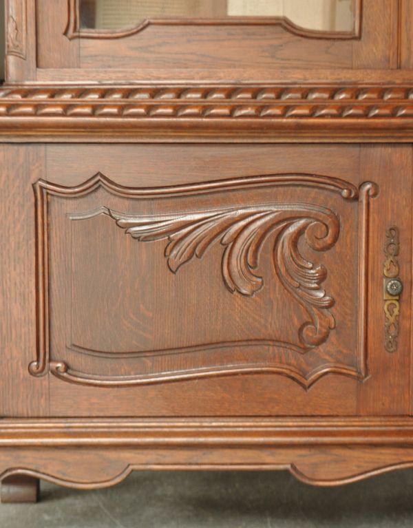 アンティークのキャビネット アンティーク家具 フランスのゴージャスなアンティーク家具、ガラスキャビネット(食器棚)。お部屋にフランスの香りをプラスしてくれます。(j-1435-f)