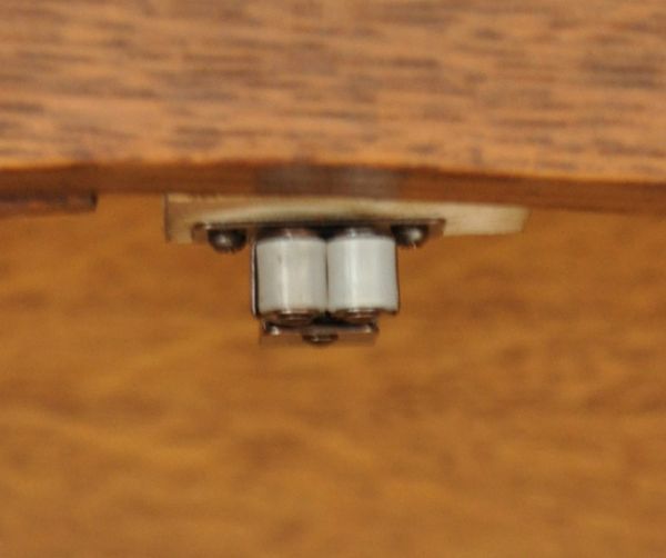 アンティークのキャビネット アンティーク家具 フランスのゴージャスなアンティーク家具、ガラスキャビネット(食器棚)。上下ともローラーキャッチャーが付いているので開閉はスムーズです。(j-1435-f)