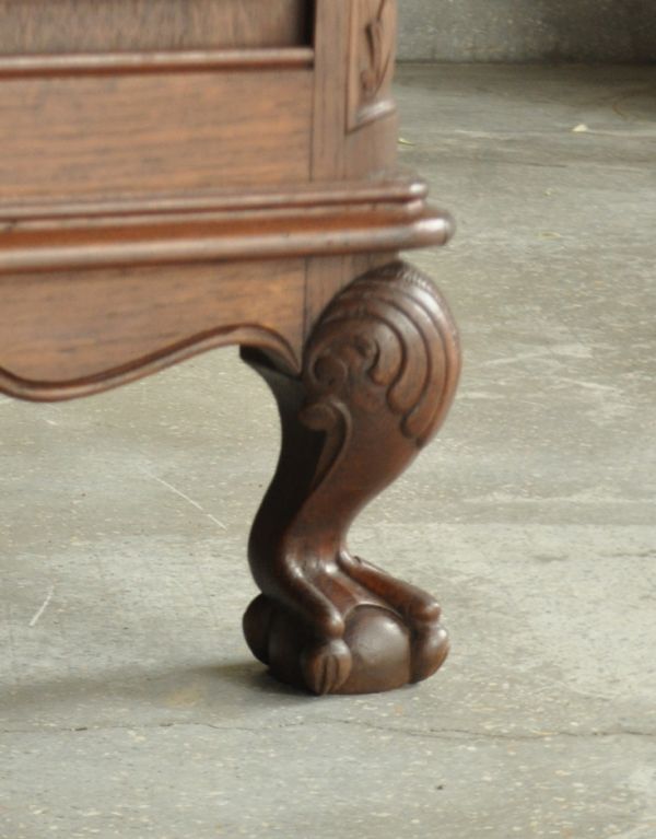 アンティークのキャビネット アンティーク家具 フランスのゴージャスなアンティーク家具、ガラスキャビネット(食器棚)。キュートな猫脚がキャビネットをしっかり支えてくれます。(j-1435-f)