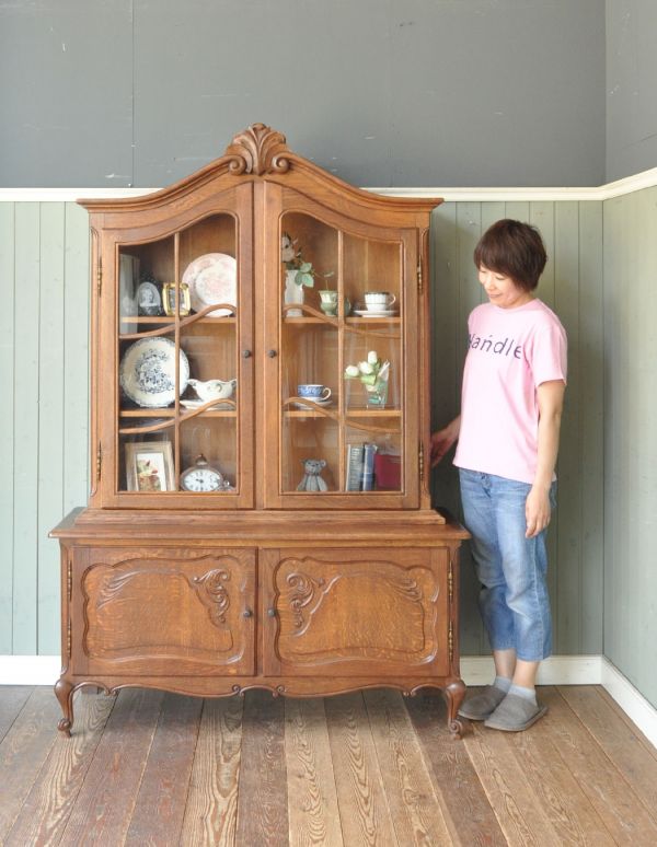 アンティークのキャビネット　アンティーク家具　フランスの豪華なアンティーク家具、大きなガラスキャビネット（食器棚）。高級感たっぷりのガラスキャビネット。(j-1436-f)