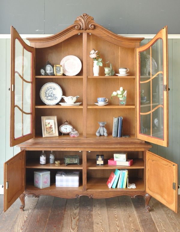 アンティークのキャビネット　アンティーク家具　フランスの豪華なアンティーク家具、大きなガラスキャビネット（食器棚）。オーク材の木目の表情が美しく出ています。(j-1436-f)