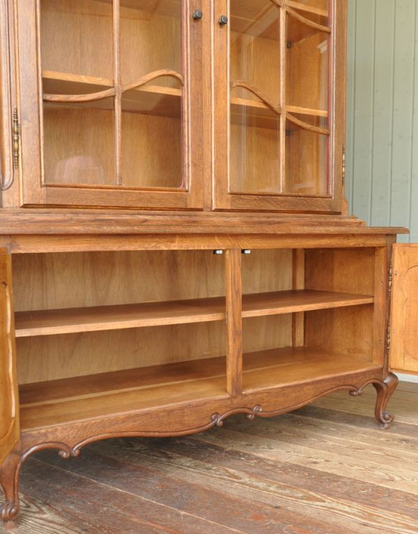 アンティークのキャビネット　アンティーク家具　フランスの豪華なアンティーク家具、大きなガラスキャビネット（食器棚）。下の収納には、広い収納。(j-1436-f)