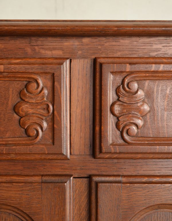 アンティーク家具　収納力のあるフランスのアンティーク家具、フレンチキャビネット。植物があしらわれた装飾にはどこか和の美しさを感じます。(j-1439-f)