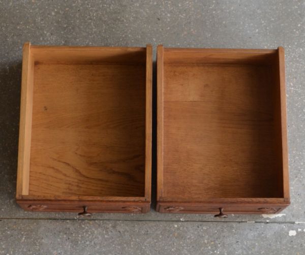 アンティーク家具　収納力のあるフランスのアンティーク家具、フレンチキャビネット。引き出しは２杯あります。(j-1439-f)