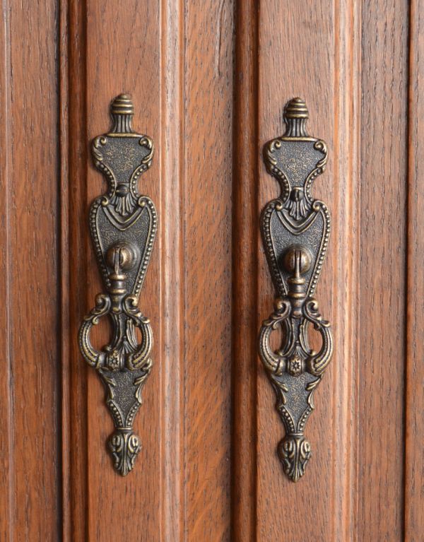 アンティーク家具　収納力のあるフランスのアンティーク家具、フレンチキャビネット。凝った繊細な装飾が、フランスらしいです。(j-1439-f)