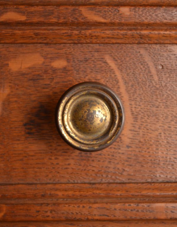 アンティーク家具　収納力のあるフランスのアンティーク家具、フレンチキャビネット。アンティークの味わいがあるシンプルな取っ手。(j-1439-f)