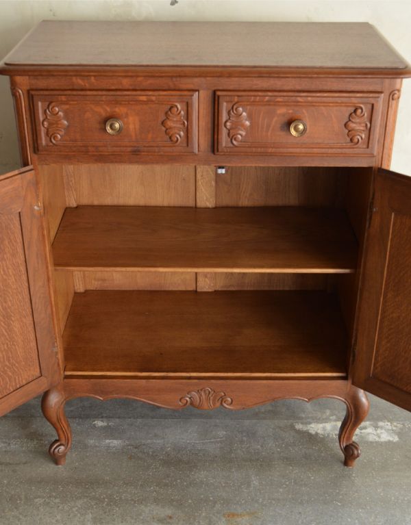 アンティーク家具　収納力のあるフランスのアンティーク家具、フレンチキャビネット。庫内も木肌の茶色です。(j-1439-f)