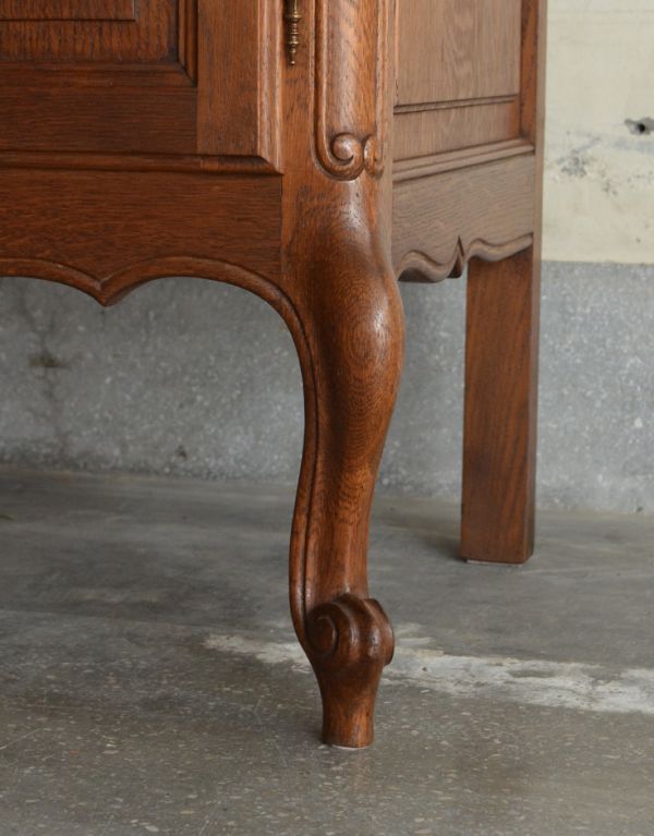 アンティーク家具　収納力のあるフランスのアンティーク家具、フレンチキャビネット。キュートな猫脚がキャビネットをしっかり支えてくれます。(j-1439-f)