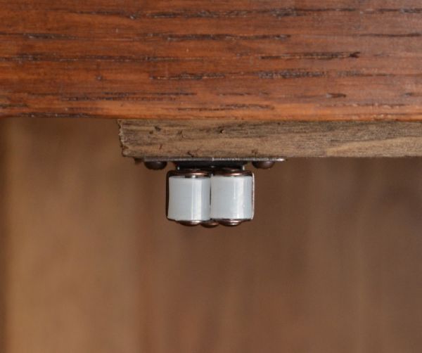 アンティーク家具　収納力のあるフランスのアンティーク家具、フレンチキャビネット。ローラーキャッチャーがあるので開閉がスムーズです。(j-1439-f)