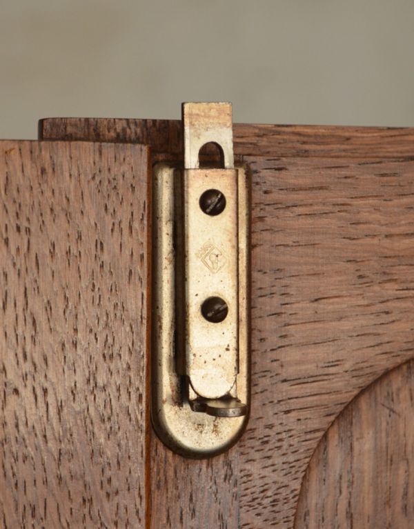 アンティーク家具　収納力のあるフランスのアンティーク家具、フレンチキャビネット。扉の上部にストッパーがあります。(j-1439-f)