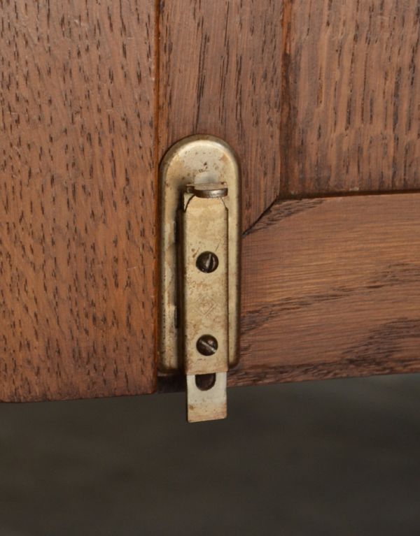 アンティーク家具　収納力のあるフランスのアンティーク家具、フレンチキャビネット。こちらは下のストッパーです。(j-1439-f)