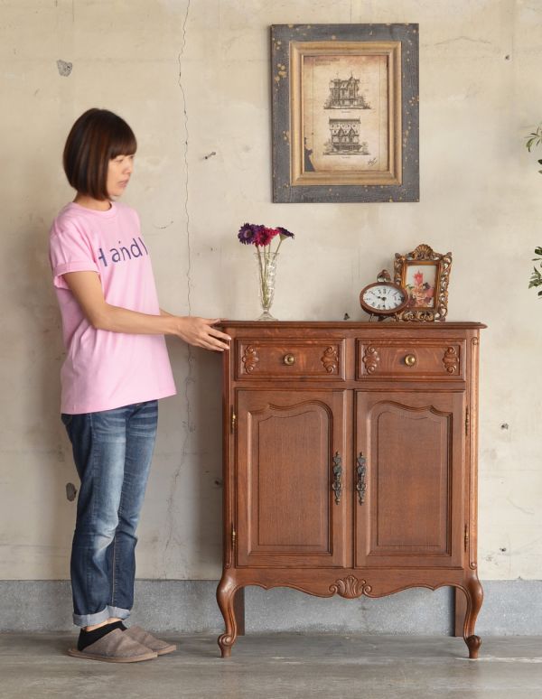 アンティーク家具　収納力のあるフランスのアンティーク家具、フレンチキャビネット。美しい彫で存在感があるキャビネット。(j-1439-f)