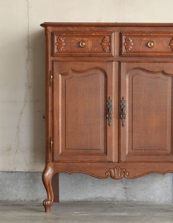 アンティーク家具　収納力のあるフランスのアンティーク家具、フレンチキャビネット。繊細で高級感たっぷりの扉の彫り。(j-1439-f)