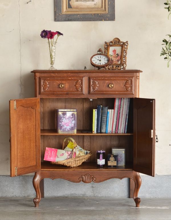 アンティーク家具　収納力のあるフランスのアンティーク家具、フレンチキャビネット。棚板があるので整理しやすいです。(j-1439-f)