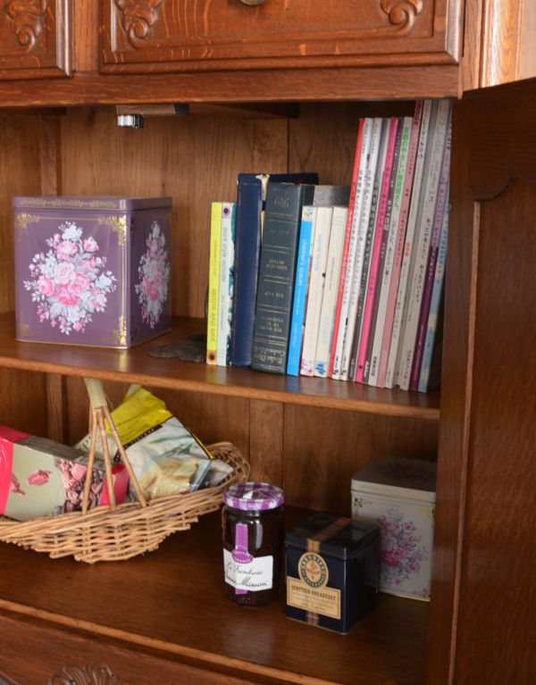 アンティーク家具　収納力のあるフランスのアンティーク家具、フレンチキャビネット。このように雑誌も立てて収納できます。(j-1439-f)