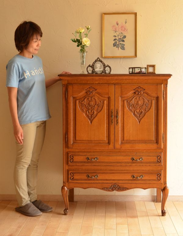 アンティーク家具　南フランスのアンティーク家具、収納力があるキャビネット。美しい彫で存在感があるキャビネット。(j-1440-f)