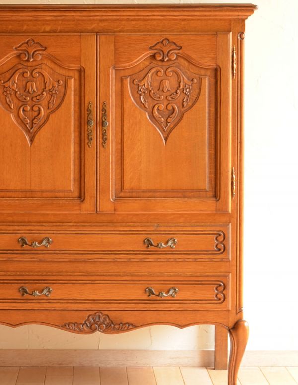アンティーク家具　南フランスのアンティーク家具、収納力があるキャビネット。繊細で高級感たっぷりの扉の彫り。(j-1440-f)
