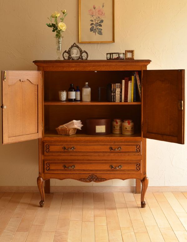 アンティーク家具　南フランスのアンティーク家具、収納力があるキャビネット。棚板があるので整理しやすいです。(j-1440-f)