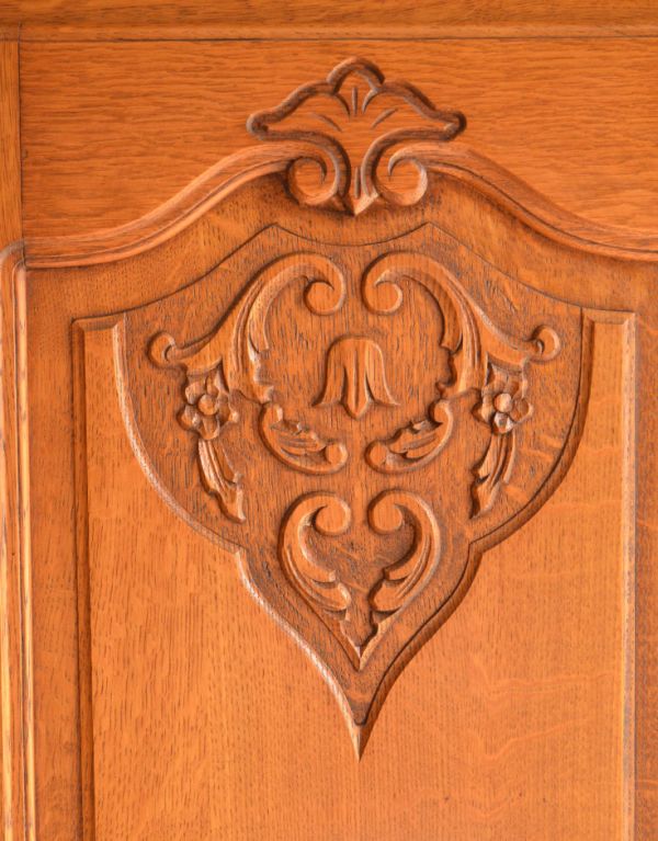 アンティーク家具　南フランスのアンティーク家具、収納力があるキャビネット。植物があしらわれた装飾にはどこか和の美しさを感じます。(j-1440-f)