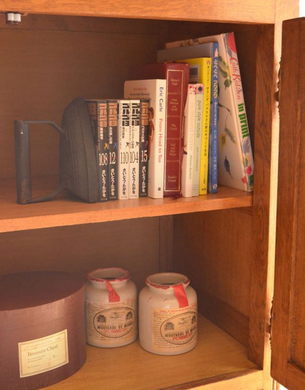 アンティーク家具　南フランスのアンティーク家具、収納力があるキャビネット。２段に分かれているので整理整頓しやすいです。(j-1440-f)