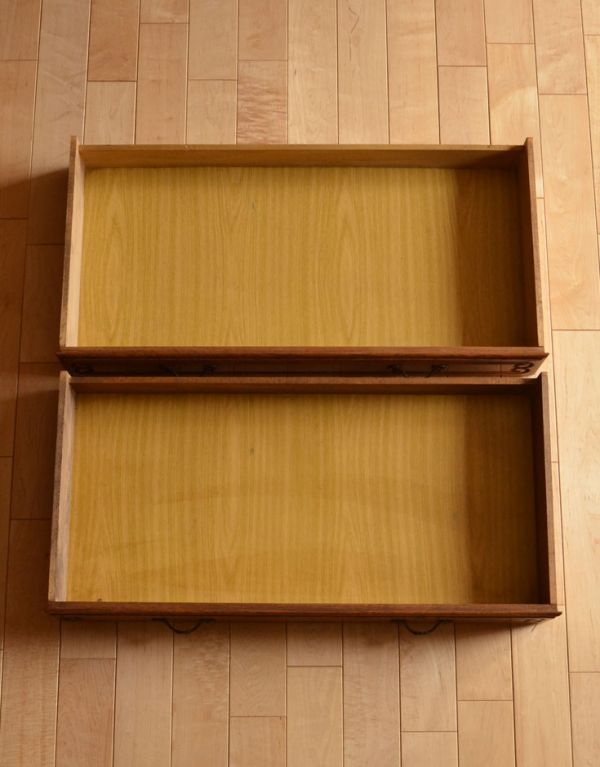 アンティーク家具　南フランスのアンティーク家具、収納力があるキャビネット。引き出しは２杯。(j-1440-f)