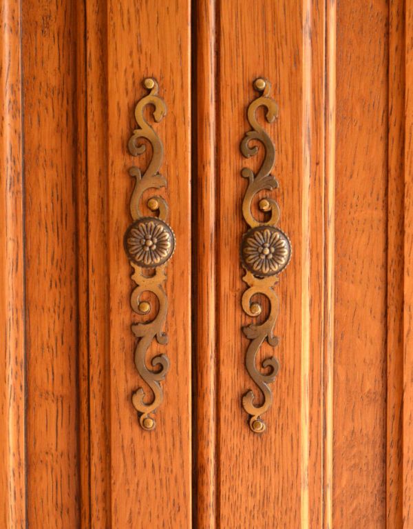 アンティーク家具　南フランスのアンティーク家具、収納力があるキャビネット。凝った繊細な装飾が、フランスらしいです。(j-1440-f)