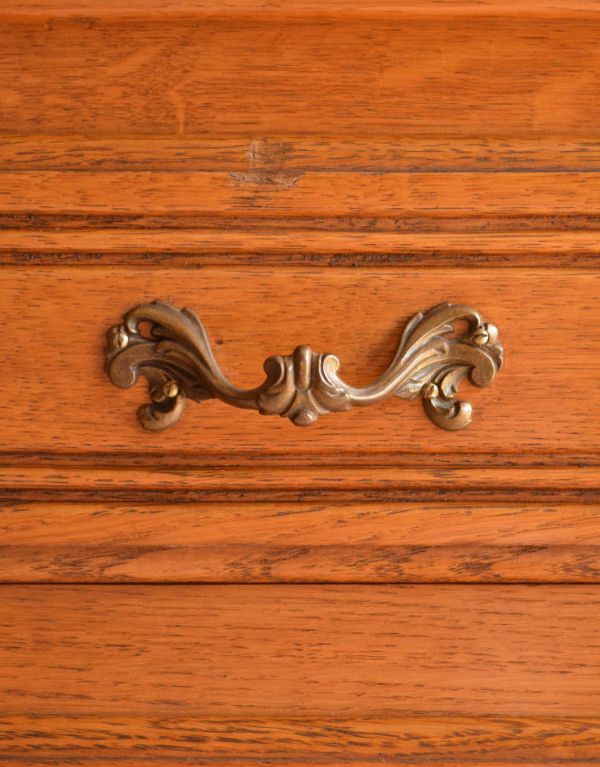 アンティーク家具　南フランスのアンティーク家具、収納力があるキャビネット。優雅な曲線の取っ手。(j-1440-f)