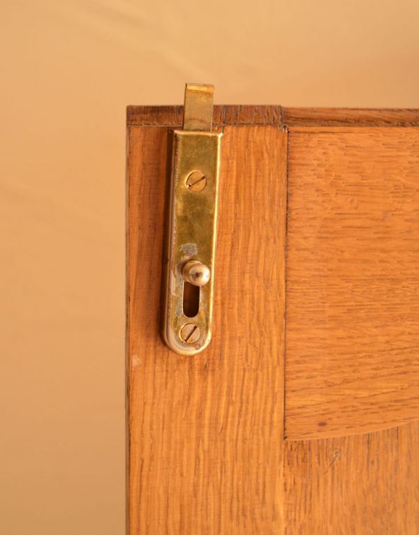 アンティーク家具　南フランスのアンティーク家具、収納力があるキャビネット。ドアストッパーが１ヶ所に付いています。(j-1440-f)