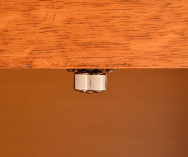 アンティーク家具　南フランスのアンティーク家具、収納力があるキャビネット。扉にはローラーキャッチャーが付いているので開け閉めはスムーズです。(j-1440-f)