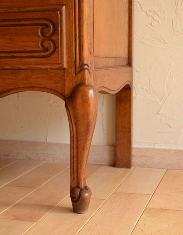 アンティーク家具　南フランスのアンティーク家具、収納力があるキャビネット。安定感のある脚がしっかり支えます。(j-1440-f)