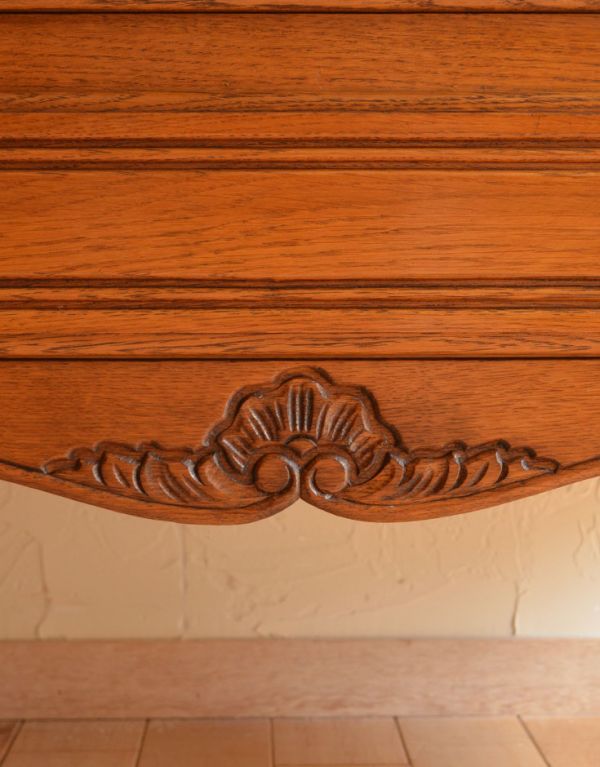 アンティーク家具　南フランスのアンティーク家具、収納力があるキャビネット。隅々まで美しい装飾があります。(j-1440-f)