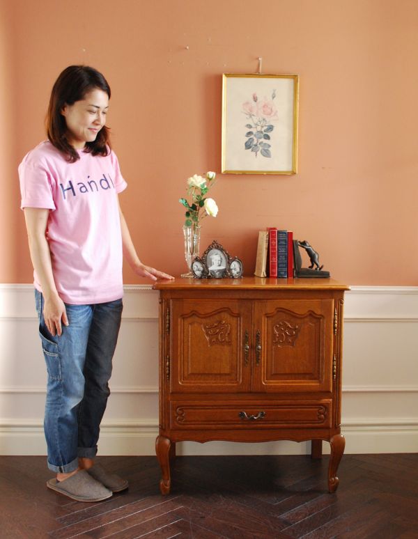 アンティーク家具 南フランスのアンティーク家具、彫がゴージャスなキャビネット。美しい彫で存在感があるキャビネット。(j-1441-f)