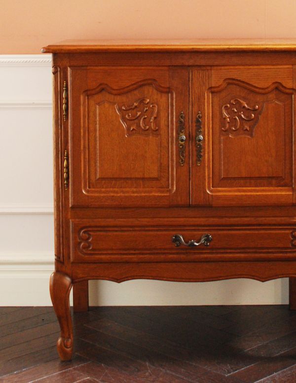 アンティーク家具 南フランスのアンティーク家具、彫がゴージャスなキャビネット。繊細で高級感たっぷりの扉の彫り。(j-1441-f)