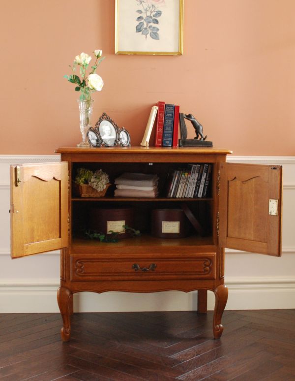 アンティーク家具 南フランスのアンティーク家具、彫がゴージャスなキャビネット。棚板があるので整理しやすいです。(j-1441-f)