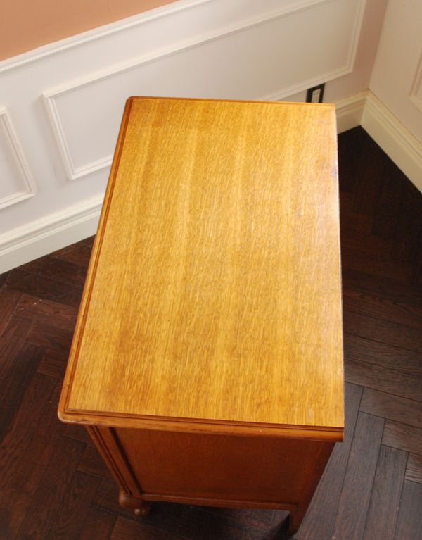 アンティーク家具 南フランスのアンティーク家具、彫がゴージャスなキャビネット。天板もピカピカにお直ししました。(j-1441-f)