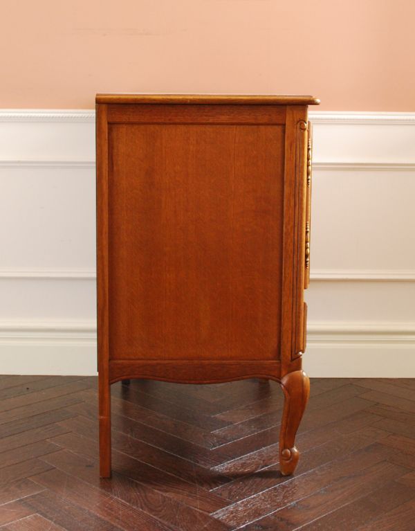 アンティーク家具 南フランスのアンティーク家具、彫がゴージャスなキャビネット。サイドも額縁みたいな高級感のある彫。(j-1441-f)