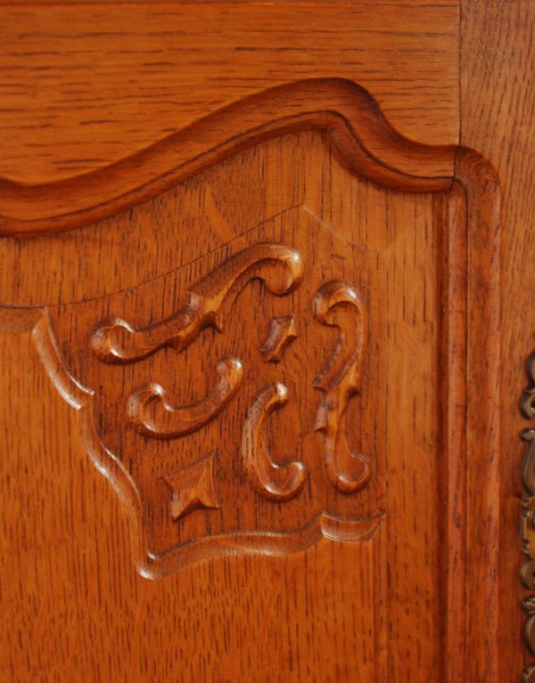 アンティーク家具 南フランスのアンティーク家具、彫がゴージャスなキャビネット。植物があしらわれた装飾にはどこか和の美しさを感じます。(j-1441-f)