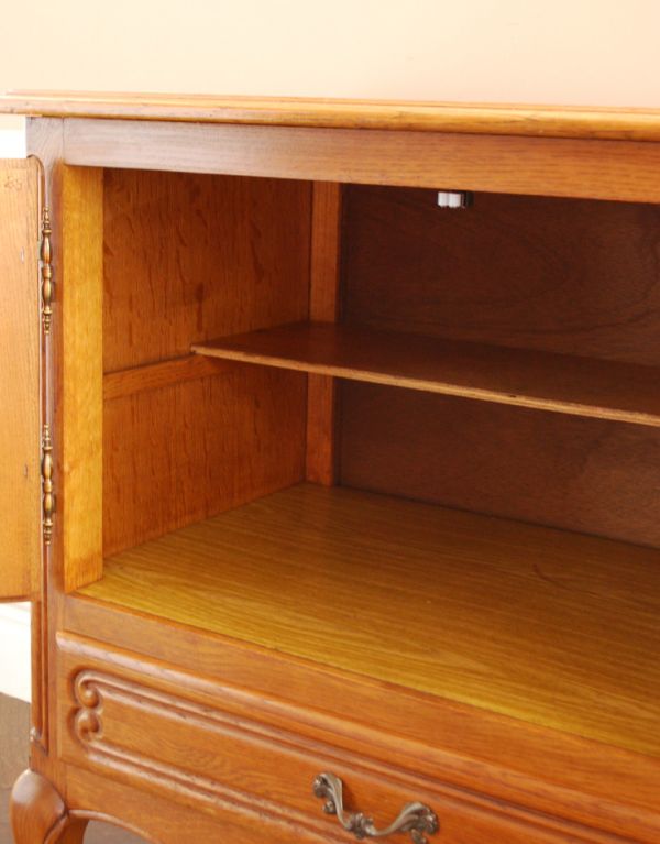 アンティーク家具 南フランスのアンティーク家具、彫がゴージャスなキャビネット。扉内も綺麗な状態です。(j-1441-f)