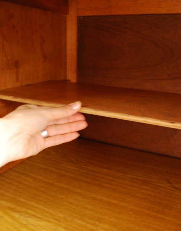 アンティーク家具 南フランスのアンティーク家具、彫がゴージャスなキャビネット。棚板は1枚。(j-1441-f)